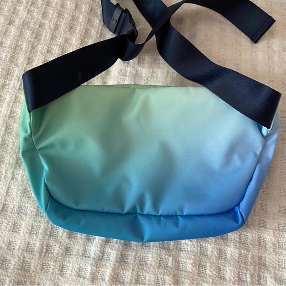 Away Aura collection The Everywhere sling bag - Picture 3 of 9